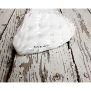 עלה קקטוס מקרמיקה עם פרח זהב