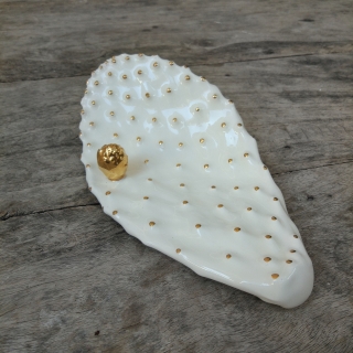 עלה קקטוס מקרמיקה עם פרח זהב