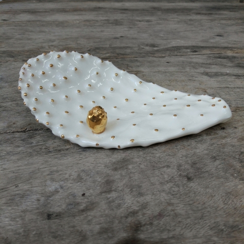 עלה קקטוס מקרמיקה עם פרח זהב