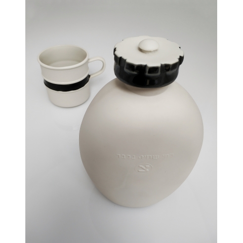 מימיה מפורצלן + כוס פורצלן בסגנון צהלי עם האות צ'